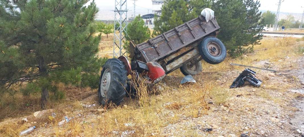 Yolcu otobüsü ve traktör çarpıştı, biri ikiye bölündü: 1 ölü, 1 yaralı 2